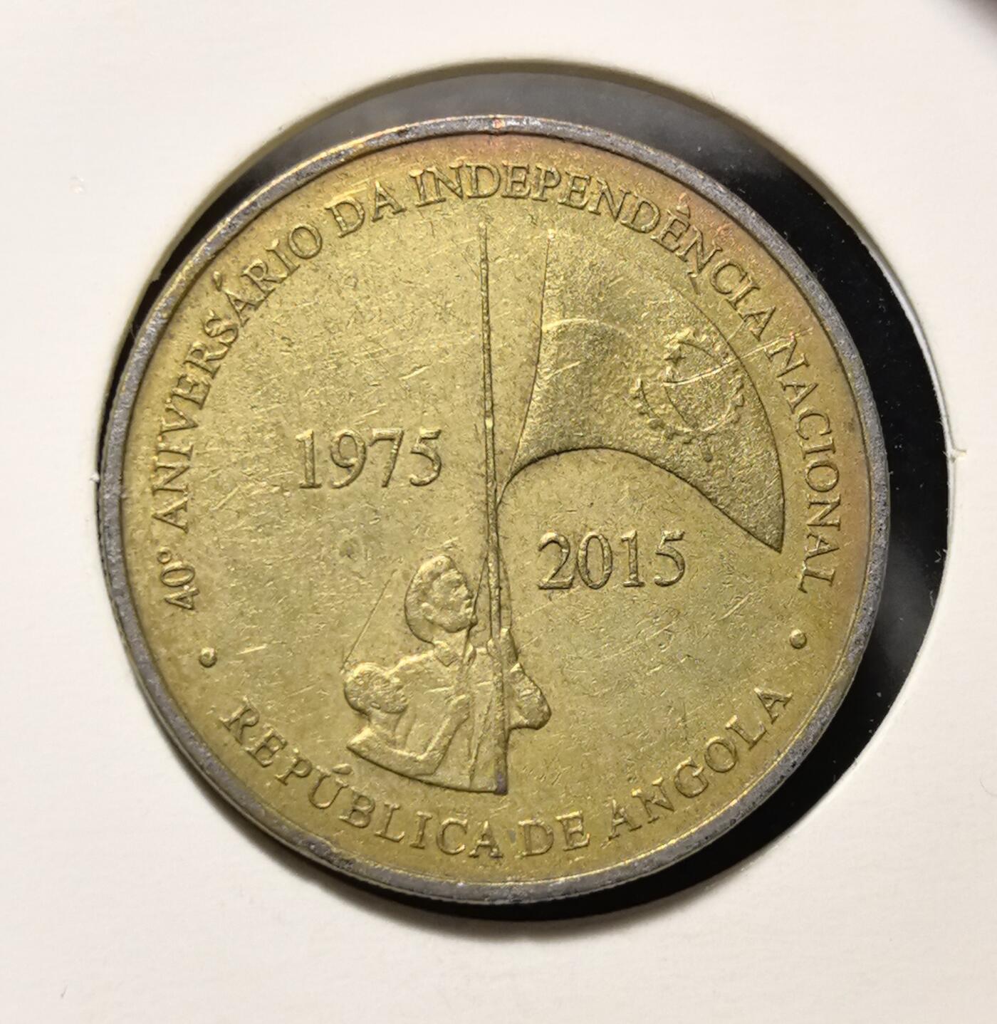 外国优质老铜币银币苏联纪念章，每周六晚九点倒数截拍，满百包邮可寄存，持续收拍 安哥拉 100 宽扎双金属纪念币，独立 40 周年主题的升旗浮雕，记录 1975-2015 年国家历程，兼具非洲现代货币设计与历史纪念价值。