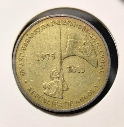 外国优质老铜币银币苏联纪念章，每周六晚九点倒数截拍，满百包邮可寄存，持续收拍 - 安哥拉 100 宽扎双金属纪念币，独立 40 周年主题的升旗浮雕，记录 1975-2015 年国家历程，兼具非洲现代货币设计与历史纪念价值。