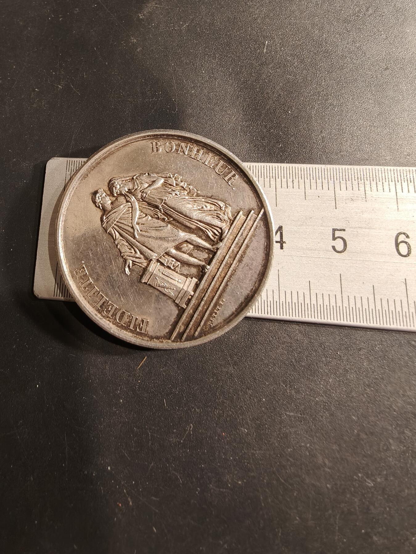 老王徽章第190期 法国婚礼大银章    蜜蜂958银标   带边铭背铭   1874年    原盒     直径39mm    重量25.3g