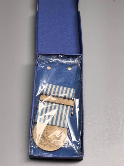 小驴勋章奖章收藏3月28日周六晚六点拍卖（珍爱和平，收藏战争，铭记历史，勿忘国耻，忠党爱国。有偿代拍，送拍规则在简介最后，参拍须阅读规则后再参拍，关系到运费包装发货时效真假辨别等关键信息，拍卖时不再发原图，看大图店主微信码在拍卖店铺介绍里） - 联合国韩战奖章，库存，英语版