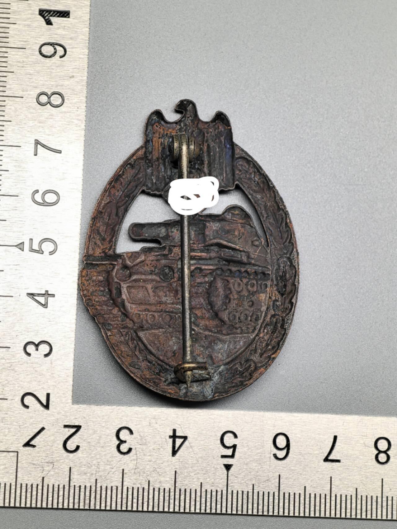 小驴勋章奖章收藏3月28日周六晚六点拍卖（珍爱和平，收藏战争，铭记历史，勿忘国耻，忠党爱国。有偿代拍，送拍规则在简介最后，参拍须阅读规则后再参拍，关系到运费包装发货时效真假辨别等关键信息，拍卖时不再发原图，看大图店主微信码在拍卖店铺介绍里） 现代工艺品 坦克突击奖章 非原品