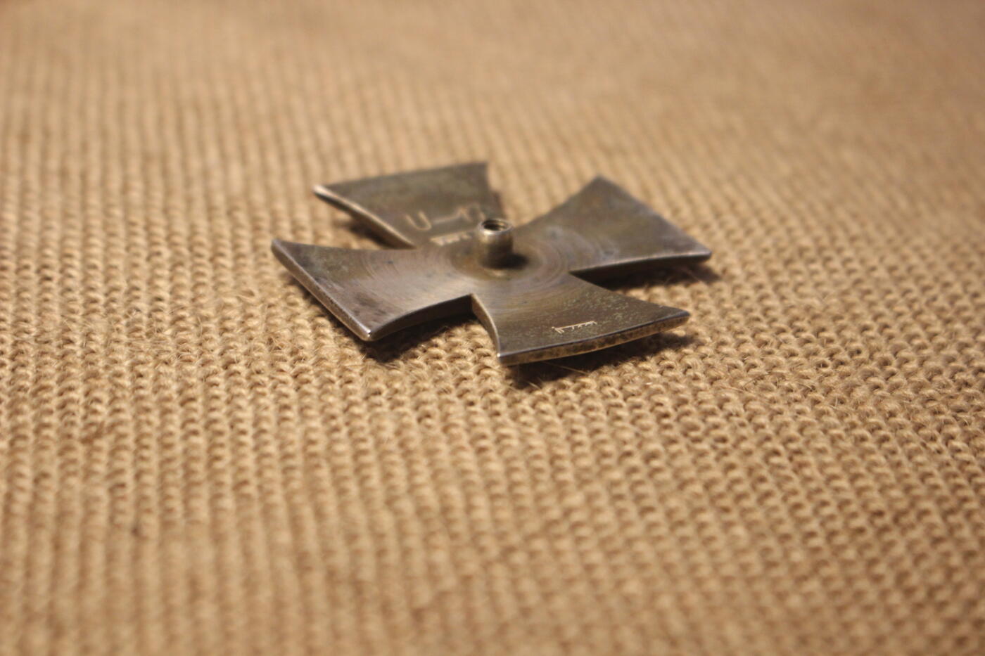 2026.4.2德系小拍卖 一战一铁，二战时期造圆盘拱版，私人订制代章，一片式整体结构，合金材质，日常佩戴品相，漆面略有剐蹭