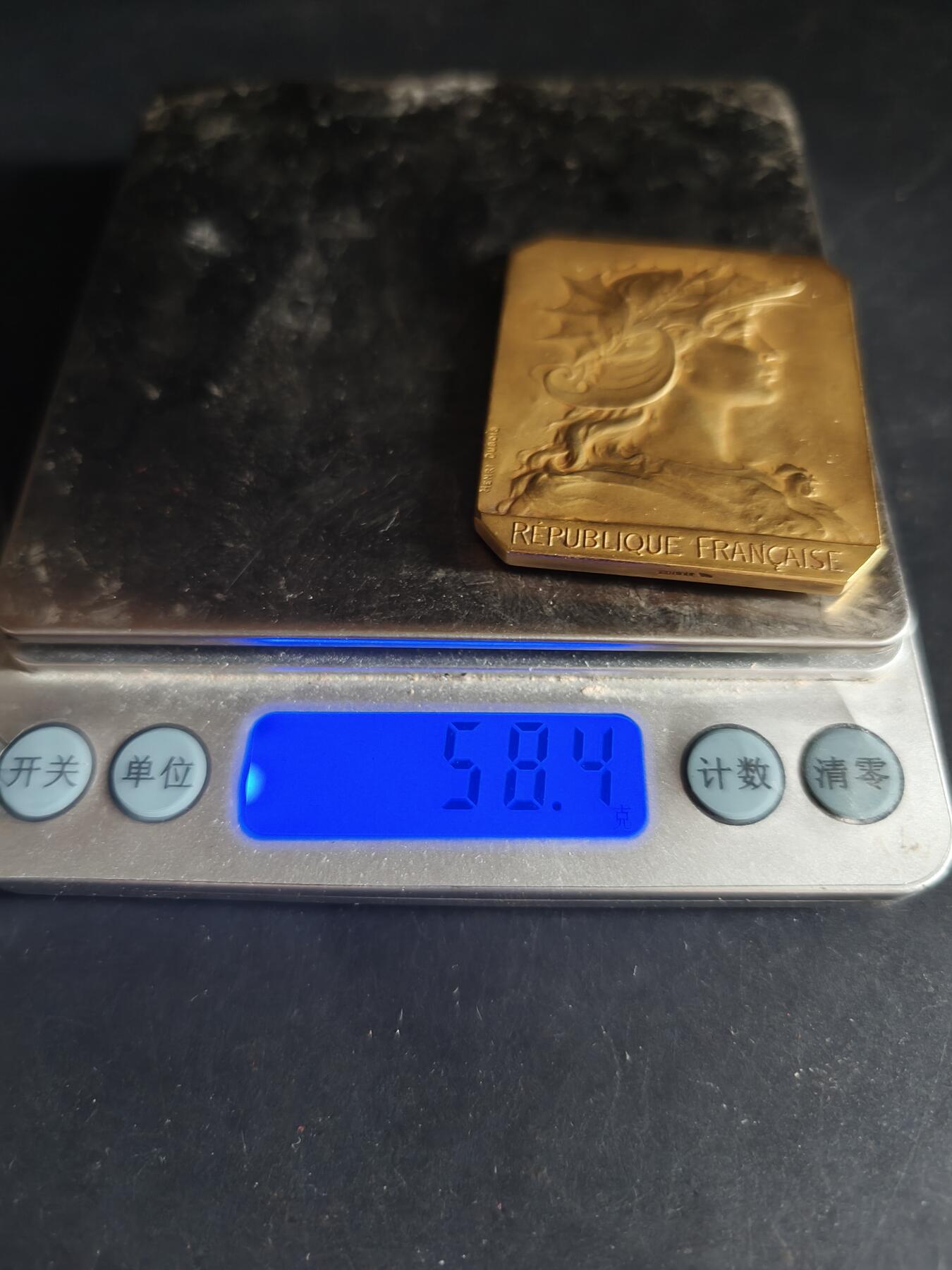 老王徽章第190期 法国卡尔瓦多斯省省长赠送方形镀金大铜章     戎装玛丽安娜   大师亨利·杜布瓦版本      尺寸45×50mm    重量58.4g