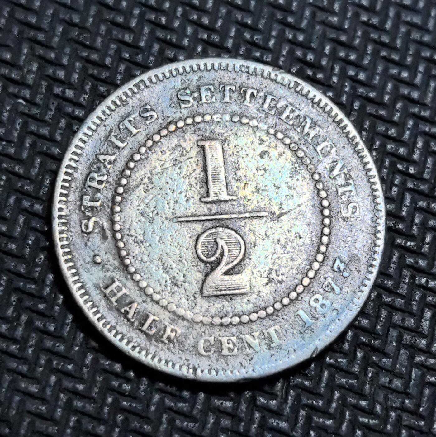 外国优质老铜币银币苏联纪念章，每周六晚九点倒数截拍，满百包邮可寄存，持续收拍 英属海峡殖民地1877年半分铜币，正面为维多利亚女王戴冠头像，见证大英帝国殖民鼎盛时期，背面标注 “STRAITS SETTLEMENTS” 与面值，包浆厚重带蓝绿锈色，是近代东南亚殖民贸易与货币史的珍贵实物遗存，收藏辨识度高。