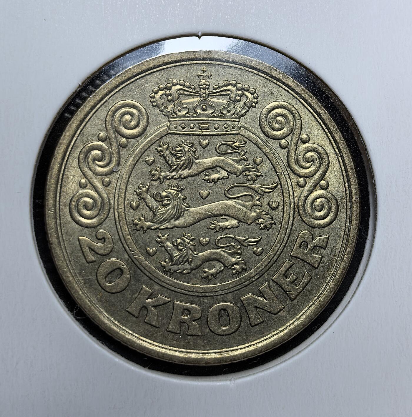 外国优质老铜币银币苏联纪念章，每周六晚九点倒数截拍，满百包邮可寄存，持续收拍 丹麦1990年20克朗铜币，正面玛格丽特二世女王头像，背面三狮纹章与王冠纹饰，包浆温润，是北欧君主制国家钱币收藏的优质选择。