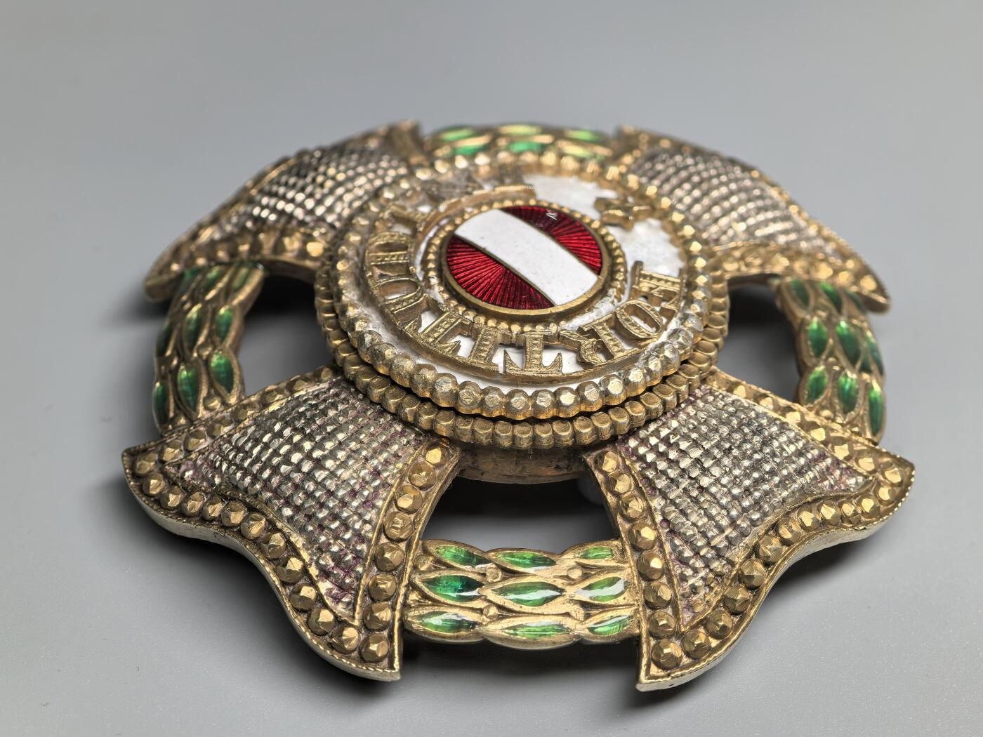 小驴勋章奖章收藏3月28日周六晚六点拍卖（珍爱和平，收藏战争，铭记历史，勿忘国耻，忠党爱国。有偿代拍，送拍规则在简介最后，参拍须阅读规则后再参拍，关系到运费包装发货时效真假辨别等关键信息，拍卖时不再发原图，看大图店主微信码在拍卖店铺介绍里） Rothe厂战后制作特蕾莎星芒勋章，类似于德国57版勋章