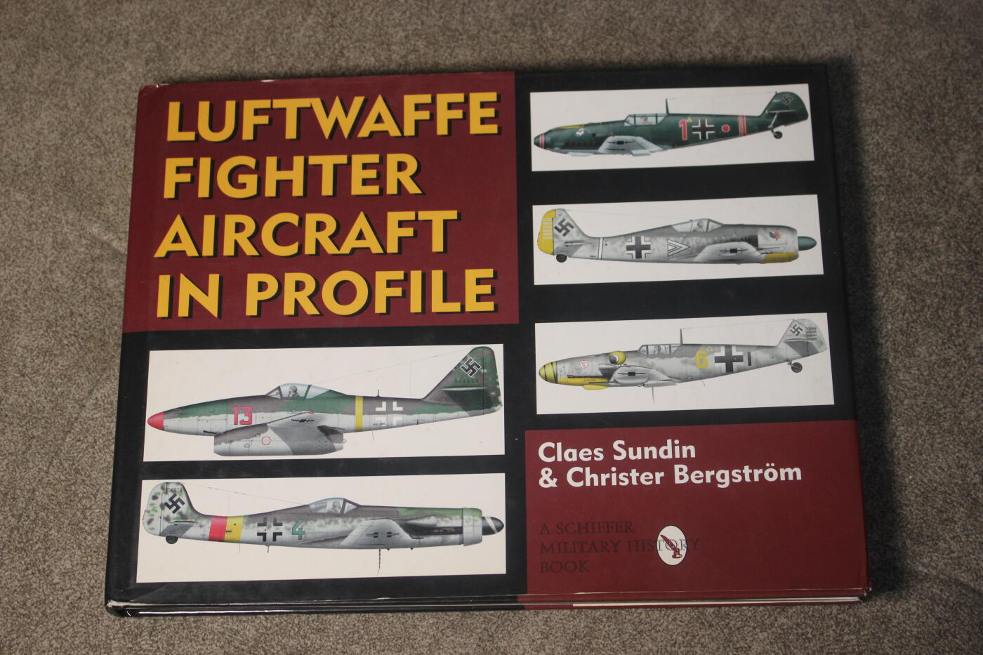 2026.4.2德系小拍卖 LUFTWAFFE FIGHTER AIRCRAFT IN PROFILE 德三战机涂装，英文版，约140页，内容涵盖Bf109、Fw190等主力机型彩绘涂装和王牌飞行员历史资料，适合军模涂装参考、历史学习收藏。  保存很好，内页干净，无缺损。