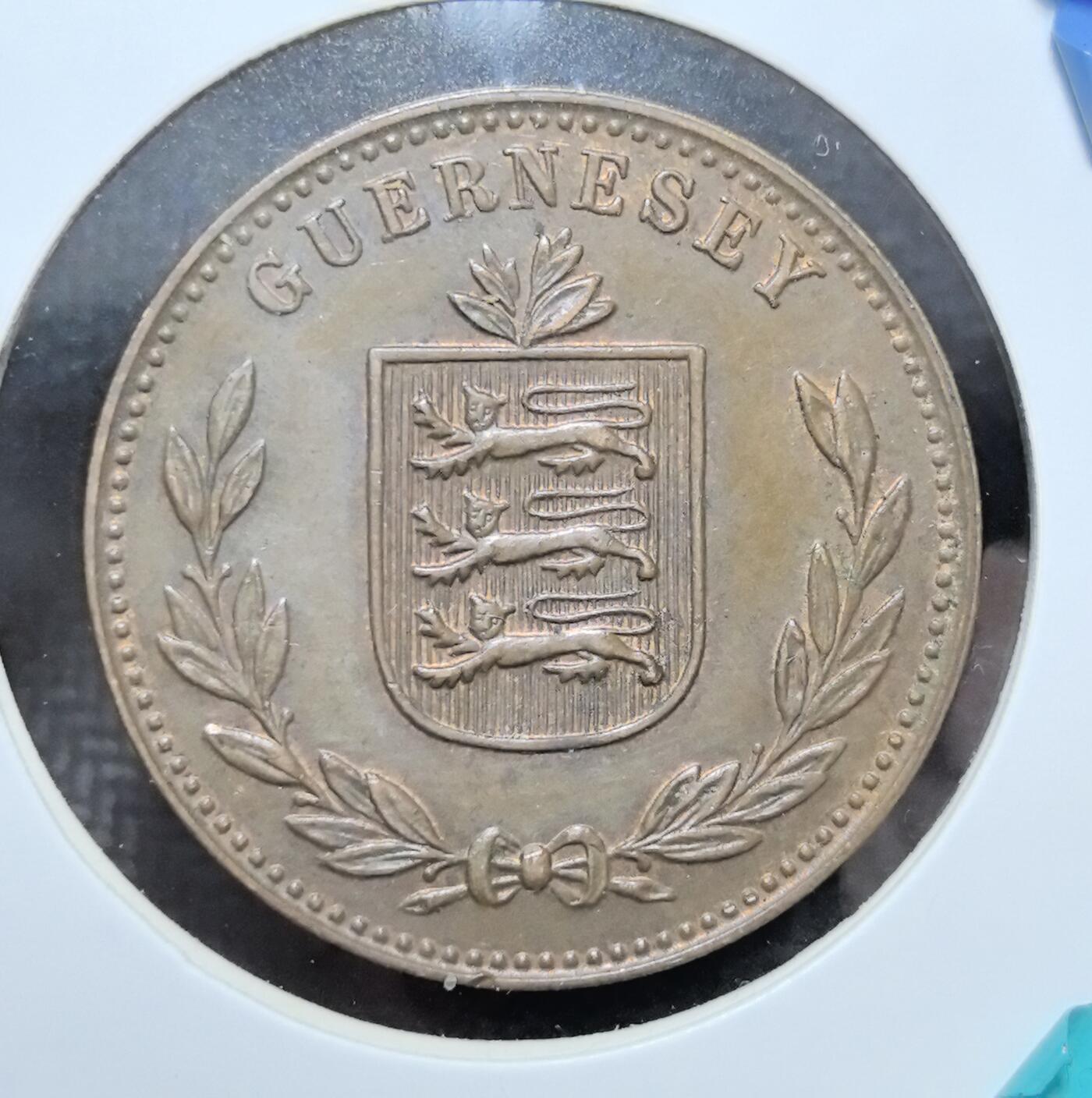 外国优质老铜币银币苏联纪念章，每周六晚九点倒数截拍，满百包邮可寄存，持续收拍 根西岛1938年8道布铜币，正面为面值与橄榄枝纹饰，背面是三狮纹章盾徽，英属海峡群岛特色鲜明，包浆古朴，是根西岛近代自治币制的实物见证，小众收藏辨识度高。