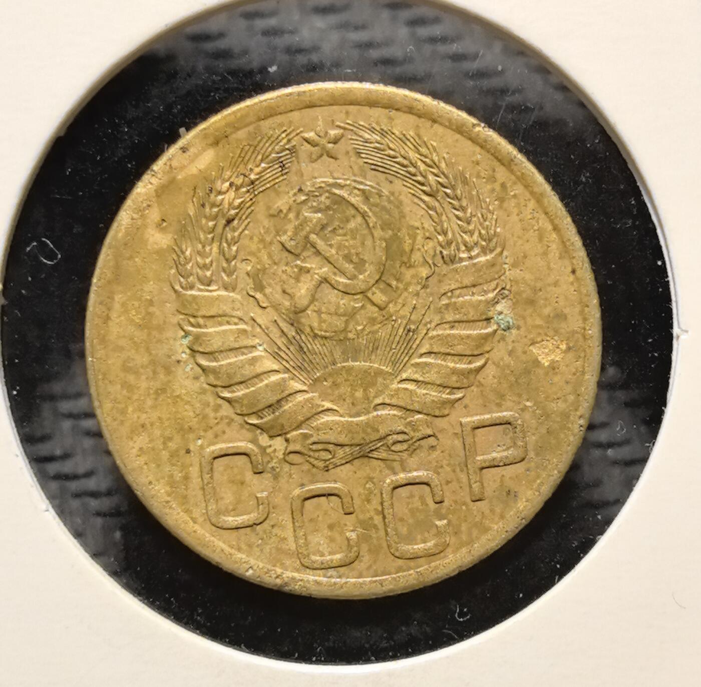 外国优质老铜币银币苏联纪念章，每周六晚九点倒数截拍，满百包邮可寄存，持续收拍 苏联1946年3戈比铜币，正面铸醒目的面值数字与麦穗纹饰，背面镌刻苏联国徽，以地球、镰刀锤子与五角星传递社会主义理想。黄铜包浆带着战后特有的沧桑痕迹，见证二战后苏联百废待兴的货币重建与意识形态坚守，是兼具红色收藏与时代叙事价值的珍贵流通币。