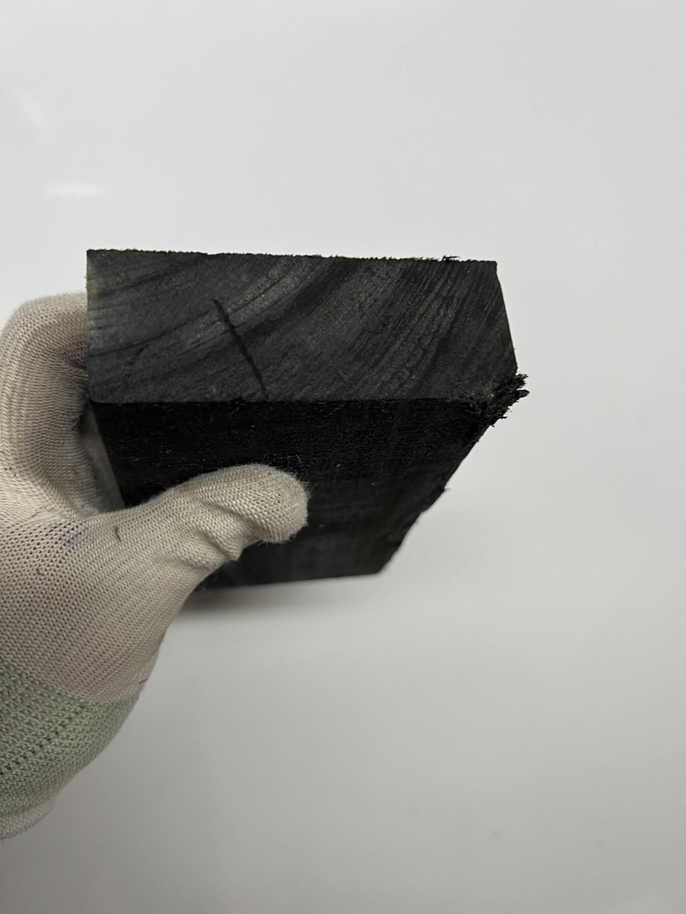 零元拍：NO.3金丝楠绿阴沉料大牌子，无需打磨就已经金光闪闪。满金丝药香，尺寸约：18.5/9.5/3.5CM。