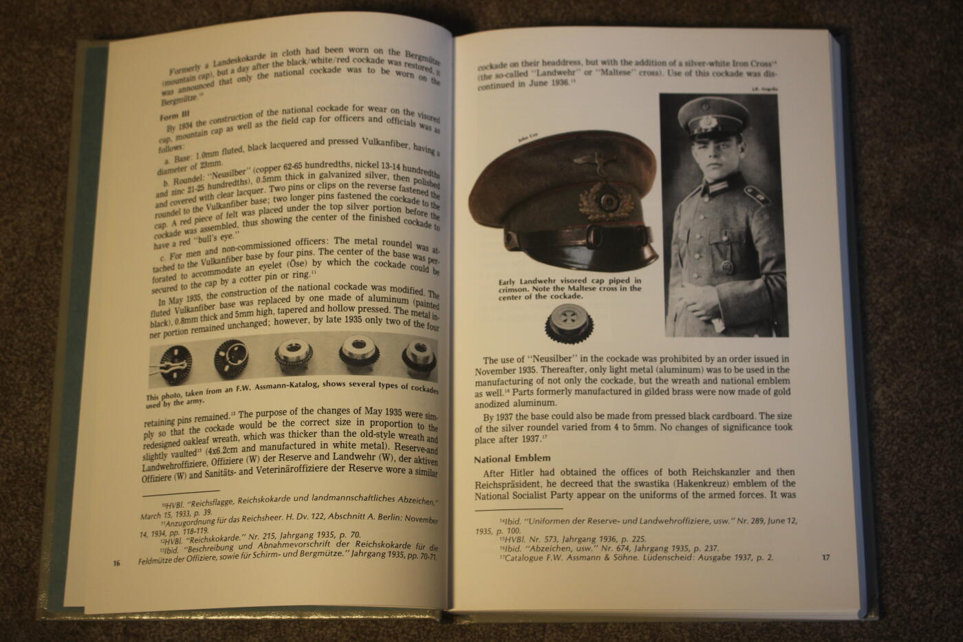 2026.4.2德系小拍卖 德三军帽大全，两册合计约650页，详细介绍了各种式样以及工艺细节等，封面轻微痕迹，内页完好