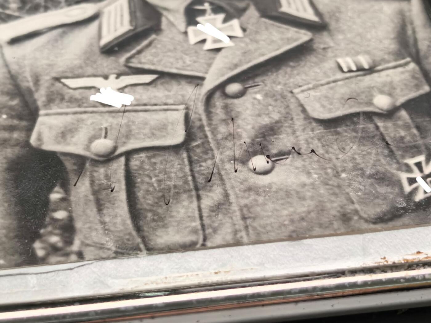 小驴勋章奖章收藏3月28日周六晚六点拍卖（珍爱和平，收藏战争，铭记历史，勿忘国耻，忠党爱国。有偿代拍，送拍规则在简介最后，参拍须阅读规则后再参拍，关系到运费包装发货时效真假辨别等关键信息，拍卖时不再发原图，看大图店主微信码在拍卖店铺介绍里） 骑士勋章获得者战后签名照