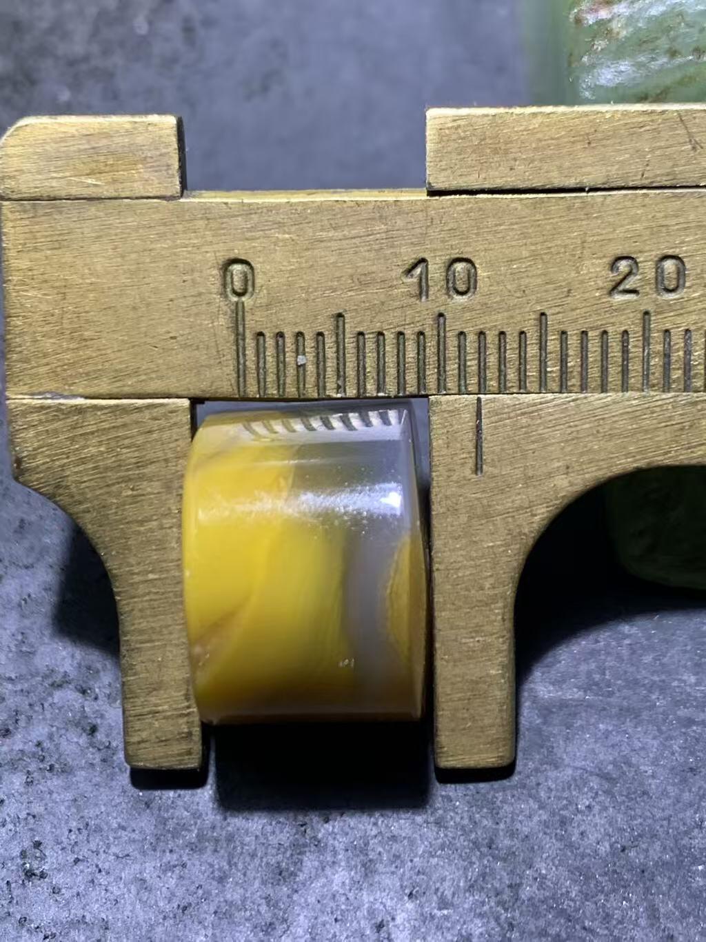 冻料飘鸡油黄蒙料战国红玛通货墩子一个，