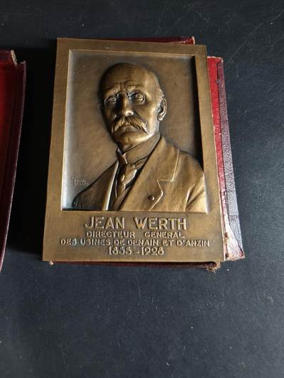 老王徽章第190期 - 法国德南与安赞钢铁厂总经理让·维尔特方形大铜章      让·维尔特被视为法国冶金工业史上的杰出人物，他在第一次世界大战后工厂的重建中发挥了关键作用       盒子损坏       尺寸55×75mm     重量150g