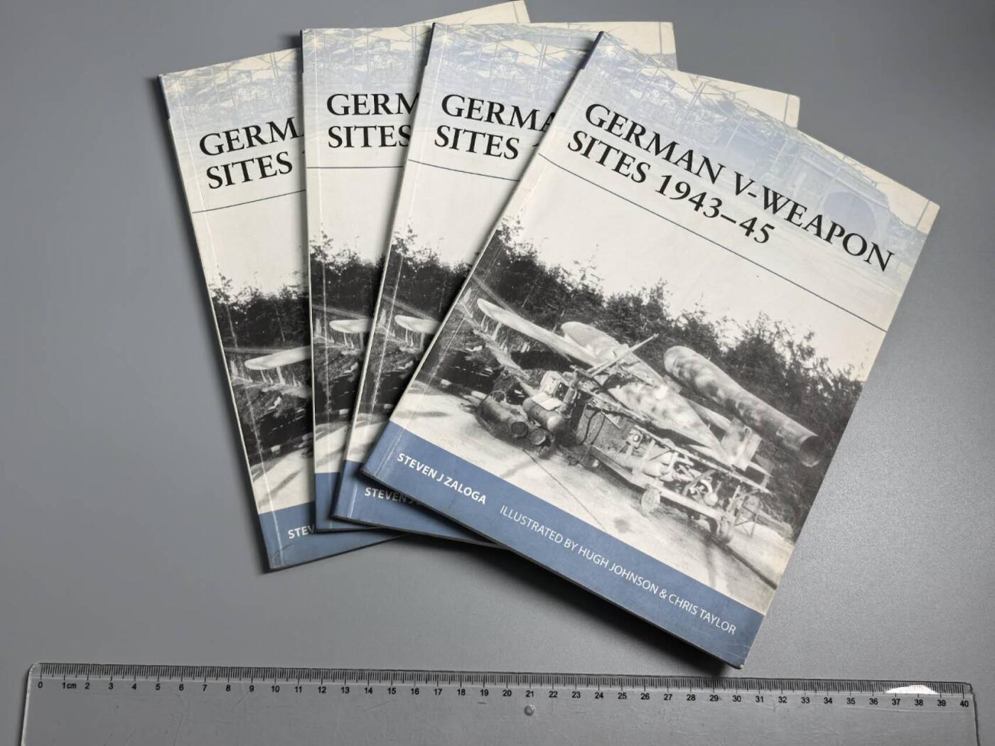 小驴勋章奖章收藏3月28日周六晚六点拍卖（珍爱和平，收藏战争，铭记历史，勿忘国耻，忠党爱国。有偿代拍，送拍规则在简介最后，参拍须阅读规则后再参拍，关系到运费包装发货时效真假辨别等关键信息，拍卖时不再发原图，看大图店主微信码在拍卖店铺介绍里） 《德国V型武器基地1943-1945》书4本