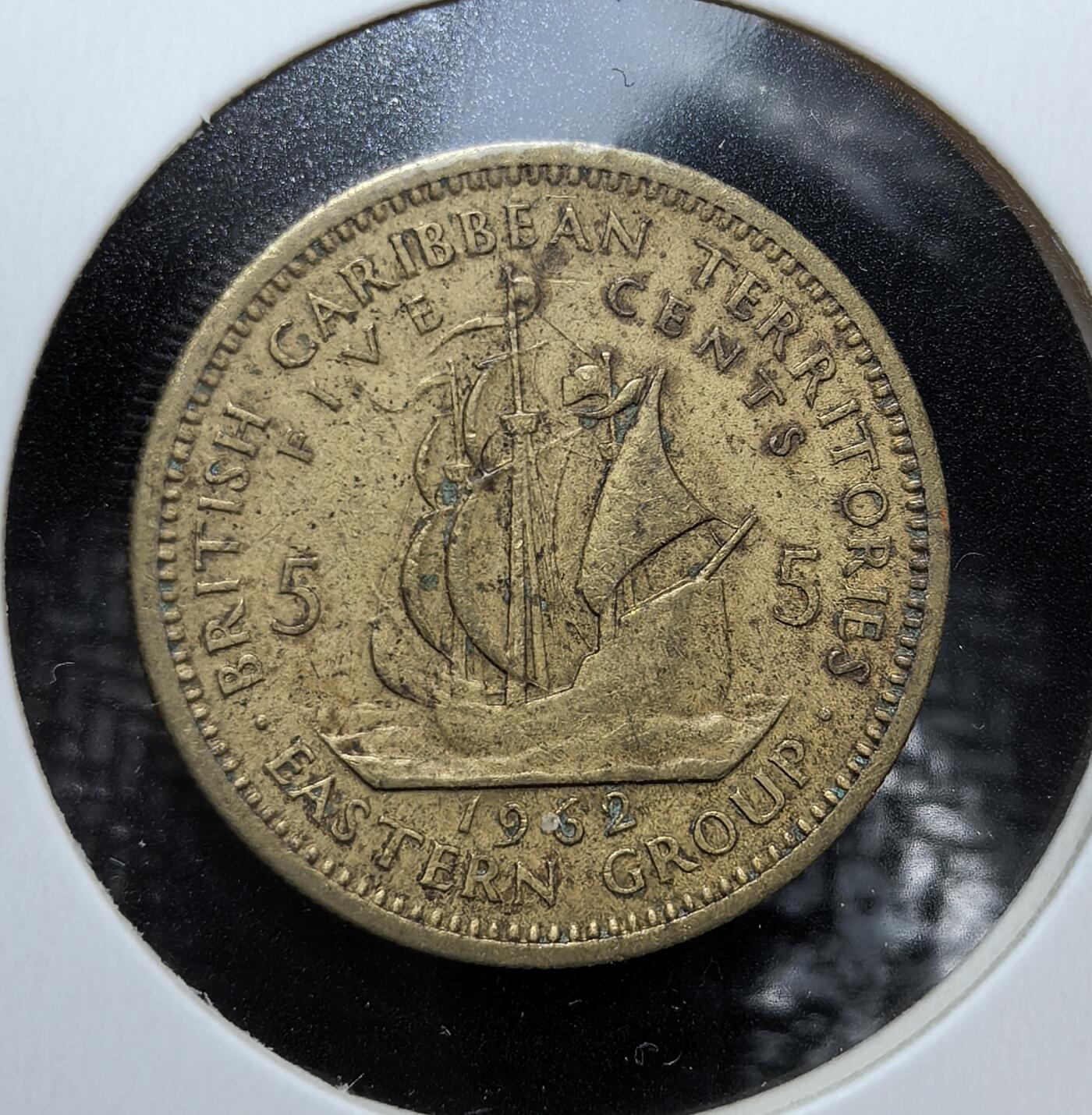 外国优质老铜币银币苏联纪念章，每周六晚九点倒数截拍，满百包邮可寄存，持续收拍 英属加勒比海地区1962 年 5 分铜币，正面伊丽莎白二世头像，背面经典帆船图案，历史感浓厚，品相完整带包浆，是英属加勒比殖民时期货币收藏的入门佳品。
