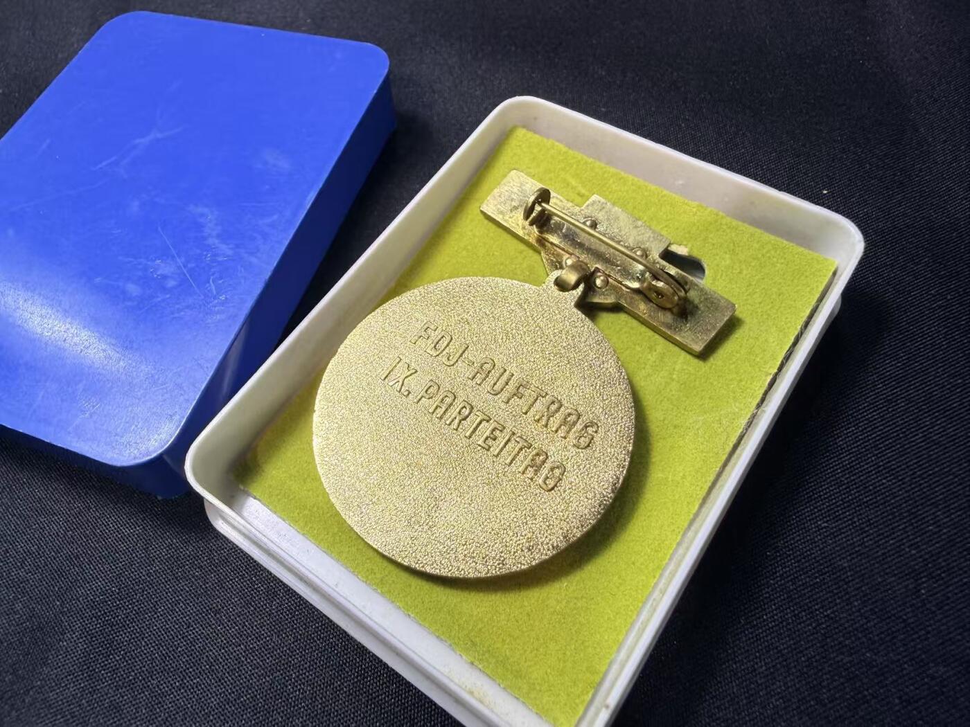 云宸嘉赏-勋臻文献佳藏优品精选场次（低佣 转发佣金红包） 民主德国 十月革命六十周年奖章带盒  少见镀金美品正面刻“阿芙乐尔号 ” 