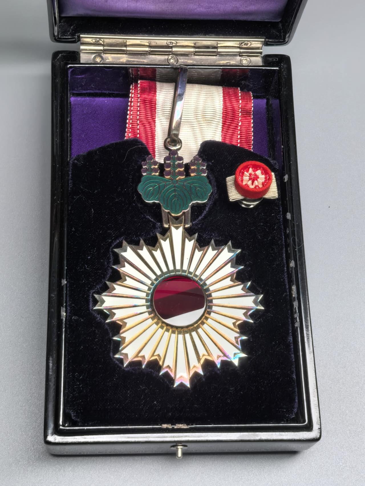 小驴勋章奖章收藏3月28日周六晚六点拍卖（珍爱和平，收藏战争，铭记历史，勿忘国耻，忠党爱国。有偿代拍，送拍规则在简介最后，参拍须阅读规则后再参拍，关系到运费包装发货时效真假辨别等关键信息，拍卖时不再发原图，看大图店主微信码在拍卖店铺介绍里） 勋三等旭日中绶章带大漆盒带略，银质七宝烧