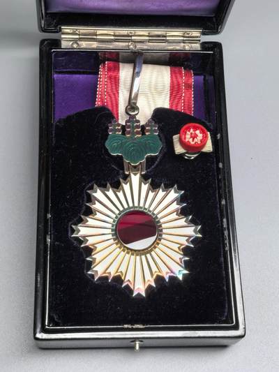 小驴勋章奖章收藏3月28日周六晚六点拍卖（珍爱和平，收藏战争，铭记历史，勿忘国耻，忠党爱国。有偿代拍，送拍规则在简介最后，参拍须阅读规则后再参拍，关系到运费包装发货时效真假辨别等关键信息，拍卖时不再发原图，看大图店主微信码在拍卖店铺介绍里） - 勋三等旭日中绶章带大漆盒带略，银质七宝烧
