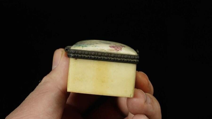 江南杂件场 7、80年代 牛骨微刻人物彩绘小粉盒2件