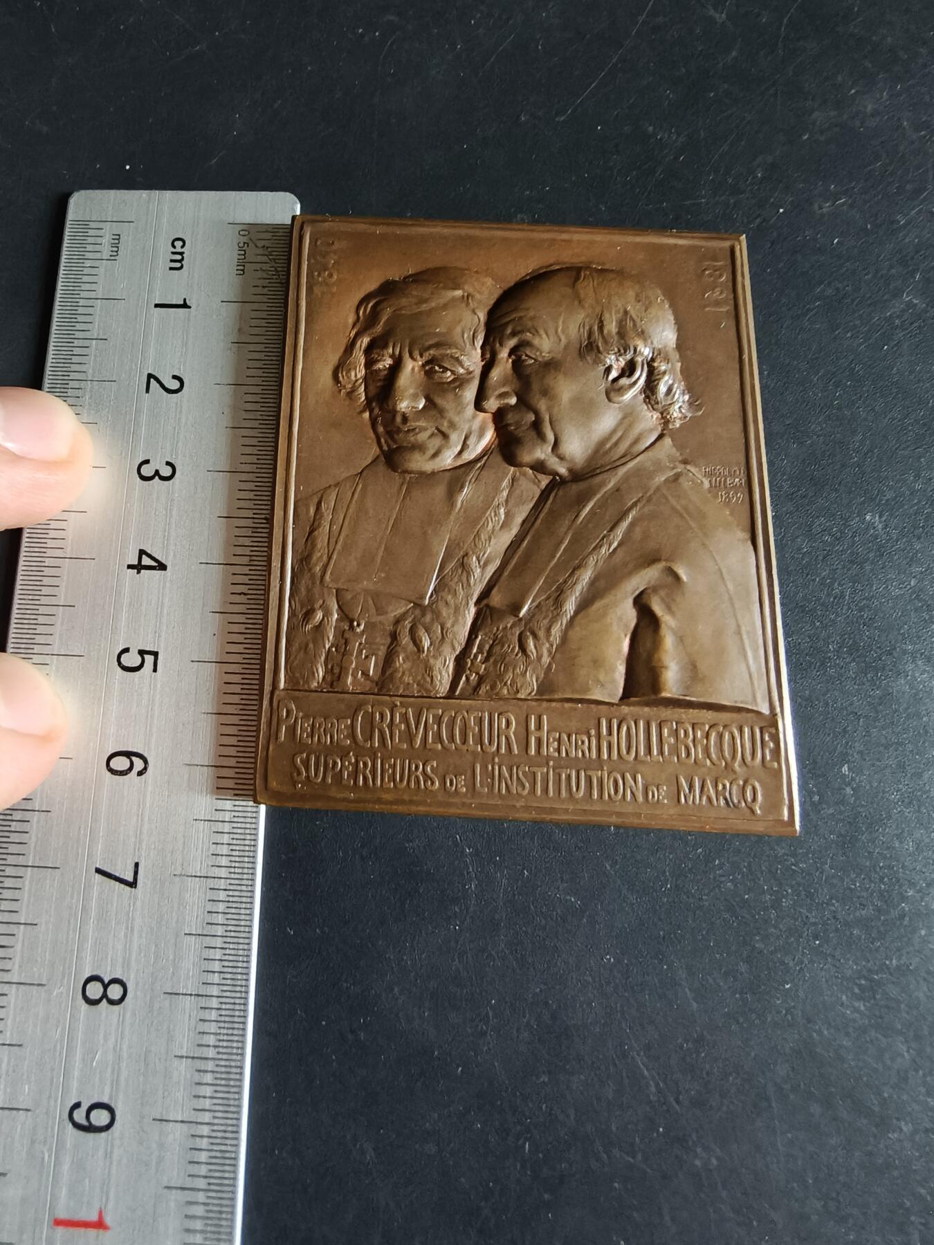 老王徽章第190期 法国《皮埃尔·克雷韦科尔与亨利·奥勒贝克》方形大铜章    大师希波利特·勒菲弗尔作品    此二人为法国马尔科学院负责人，该作品被收录于法国奥塞博物馆等机构      尺寸50×64mm     重量89.1g