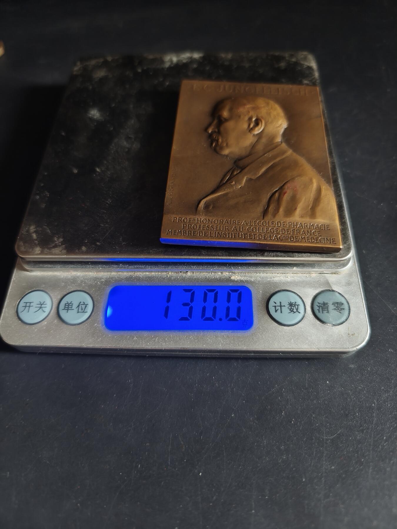 老王徽章第190期 法国化学家埃米尔·克莱门特·容弗莱施方形大铜章     该教授为法兰西科学院院士    章牌背面描绘了科学与理性化身的女神注视着在工作室实验台前工作的教授      保罗·里歇尔作品      高浮雕     尺寸50×70mm