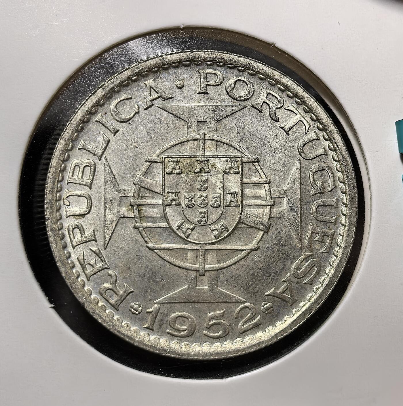 外国优质老铜币银币苏联纪念章，每周六晚九点倒数截拍，满百包邮可寄存，持续收拍 澳门1952 年伍圆银币，葡殖时期历史遗存，中西纹章与航海元素交融，原光品相完整，见证澳门特殊历史，收藏与史料价值兼具