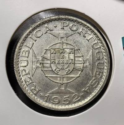 外国优质老铜币银币苏联纪念章，每周六晚九点倒数截拍，满百包邮可寄存，持续收拍 - 澳门1952 年伍圆银币，葡殖时期历史遗存，中西纹章与航海元素交融，原光品相完整，见证澳门特殊历史，收藏与史料价值兼具