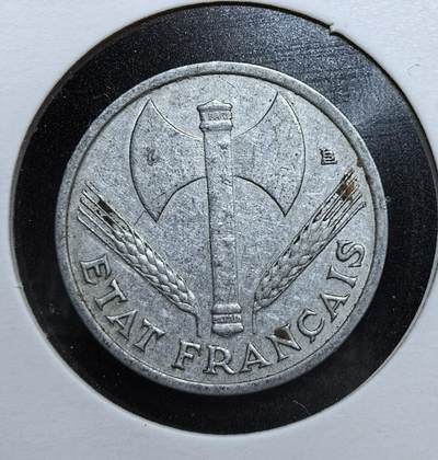 外国优质老铜币银币苏联纪念章，每周六晚九点倒数截拍，满百包邮可寄存，持续收拍 - 维希法国1942 年 50 生丁铝币，正面斧头与麦穗纹饰，背面刻有 “劳动・家庭・祖国” 口号，是二战傀儡政权时期的特殊见证，纹饰清晰，极具历史与收藏价值。