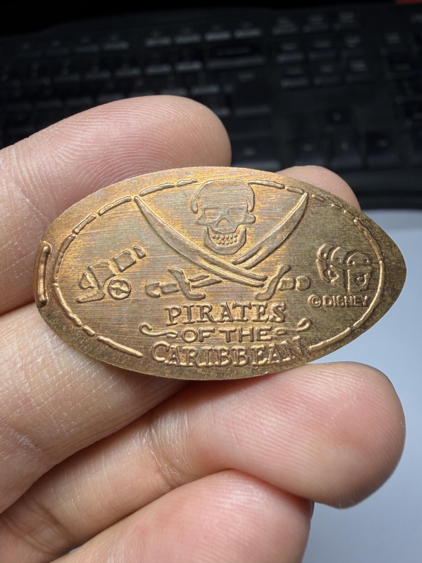 2026年集古藏今外币拍卖第三期-第9场—（总第319拍），可以寄存60天，满160元包邮。 迪士尼加勒比海盗纪念章