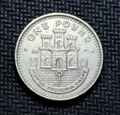 外国优质老铜币银币苏联纪念章，每周六晚九点倒数截拍，满百包邮可寄存，持续收拍 - 直布罗陀城堡徽章主题 1 英镑硬币，正面为伊丽莎白二世头像，背面镌刻直布罗陀标志性城堡纹章与拉丁语格言 “MONTIS INSIGNIA CALPE”（卡尔佩山的标志），是英属海外领地身份象征的经典载体。镍黄铜材质，纹饰规整，兼具收藏与地域文化叙事价值。