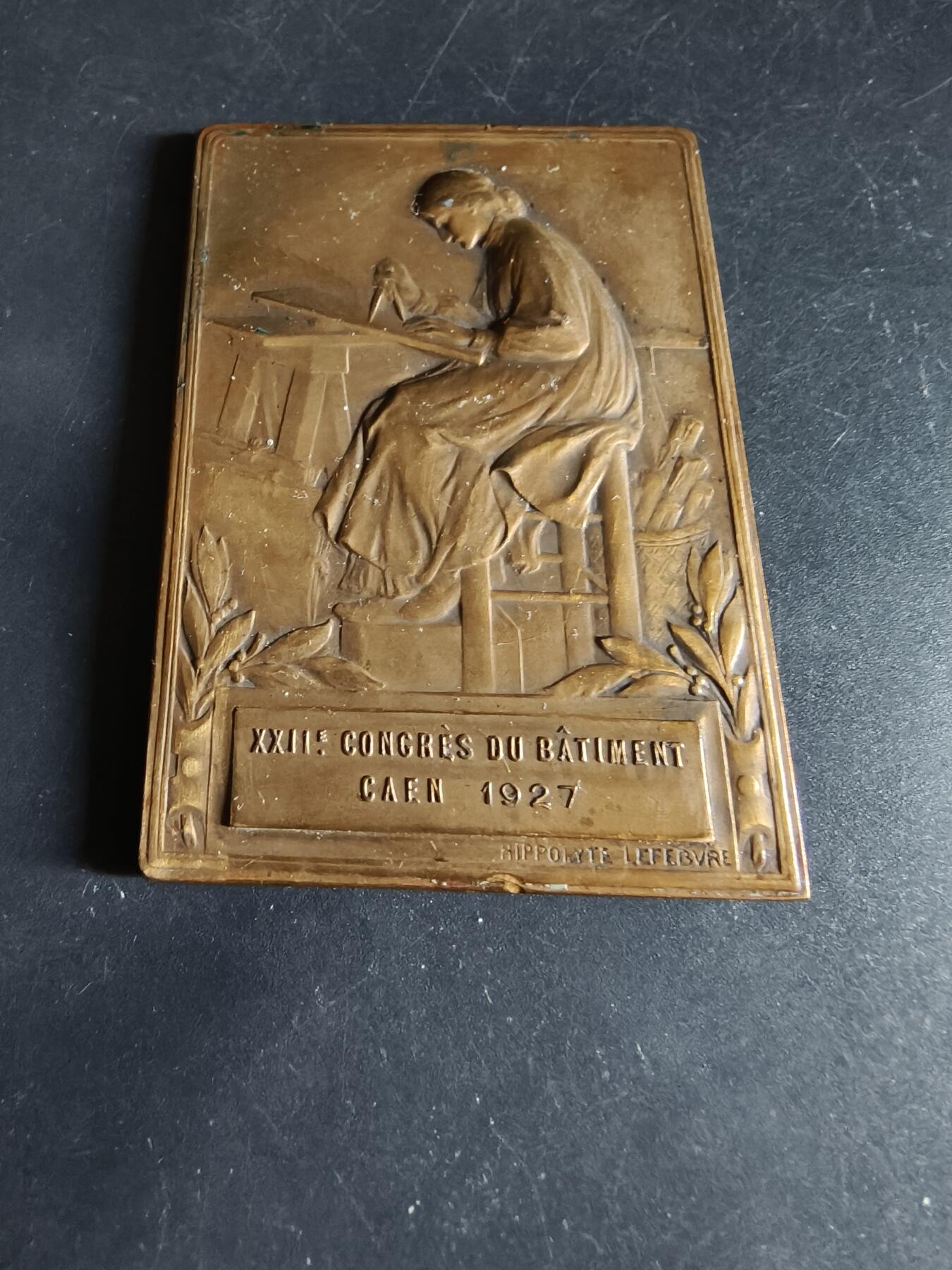 老王徽章第190期 法国1927年卡昂市第22届建筑大会方形大铜章    大师希波利特·勒菲弗尔作品      尺寸50×70mm     重量110.6g