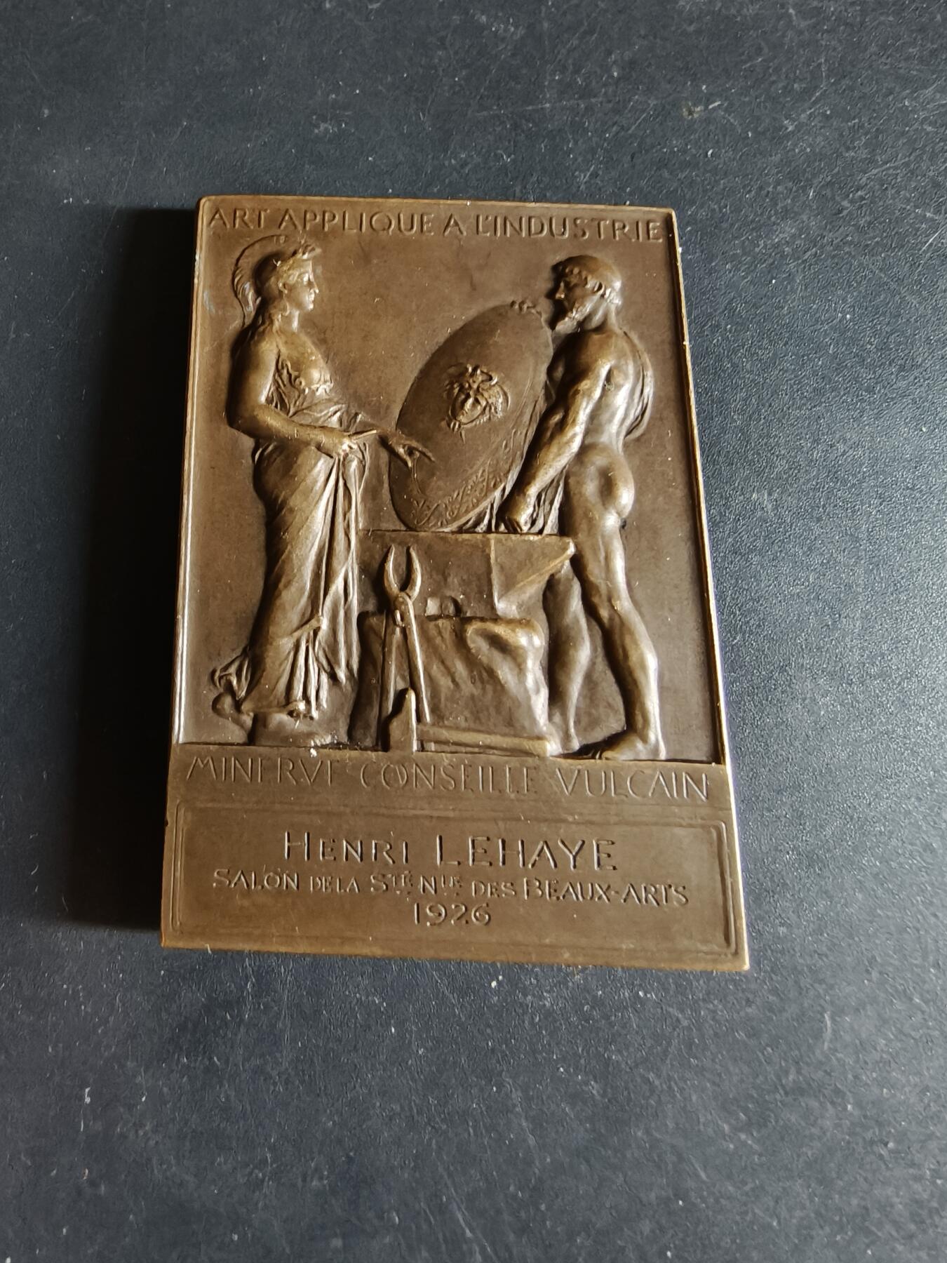 老王徽章第190期 法国1926年工业应用艺术沙龙方形大铜章     罗蒂大师名作    正面为戎装玛丽安娜    背面为智慧女神密涅瓦与火神伏尔甘     尺寸42×60mm     重量74.3g