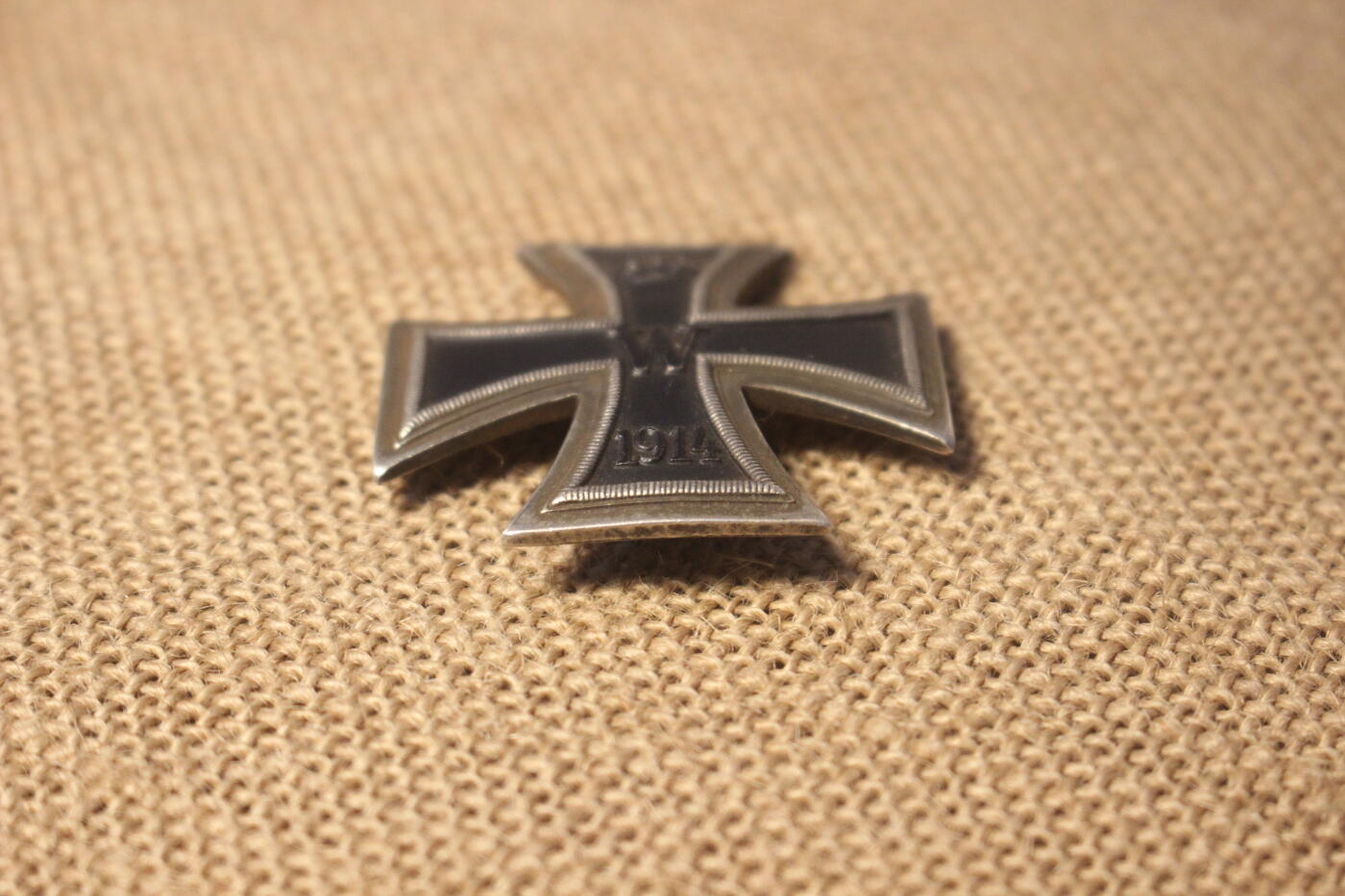 2026.4.2德系小拍卖 一战一铁，二战时期造圆盘拱版，私人订制代章，一片式整体结构，合金材质，日常佩戴品相，漆面略有剐蹭