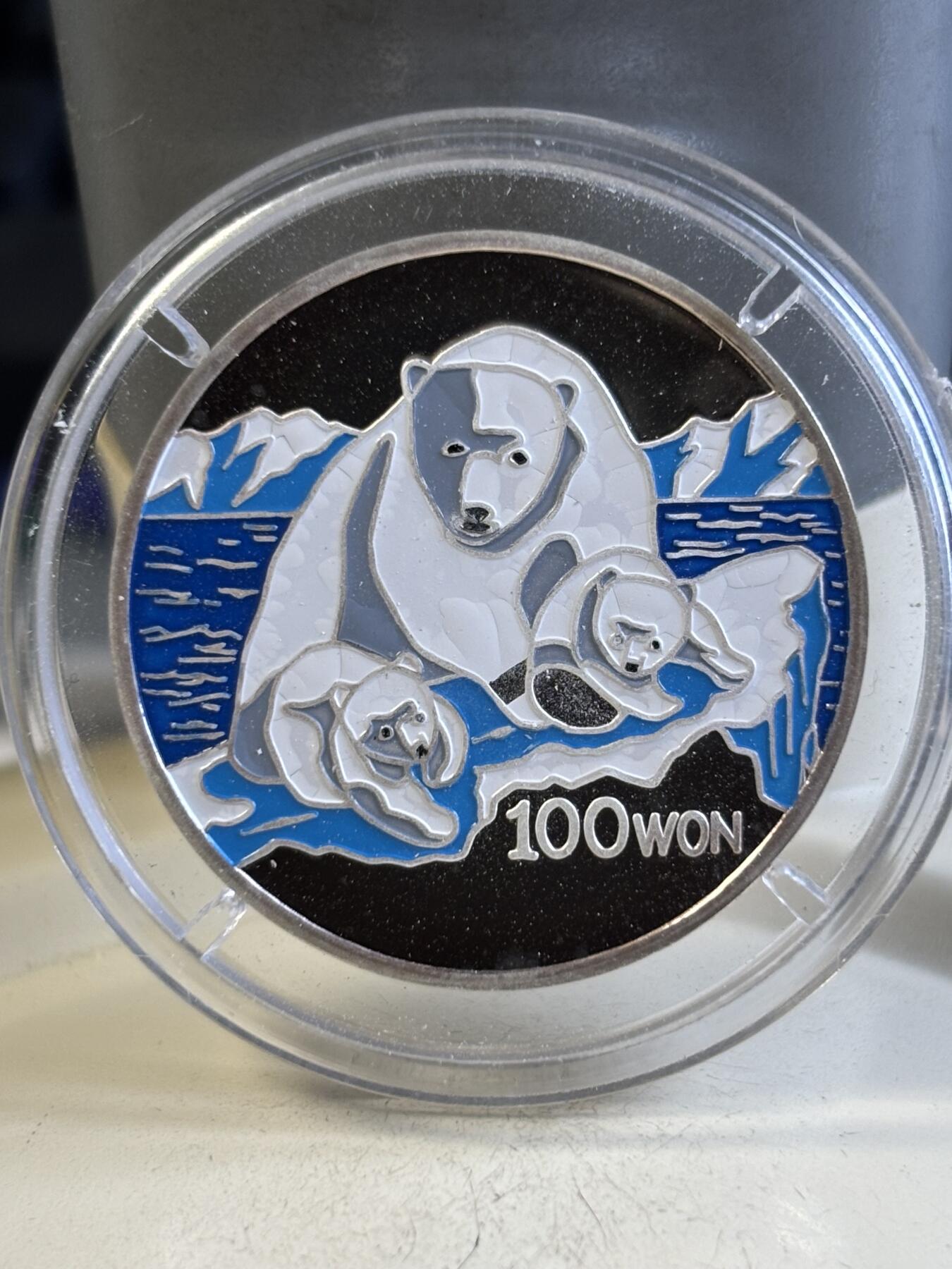 第195期拍卖 朝鲜1999年北极熊彩色7克纪念银币，999银，7克，有掉漆，有氧化