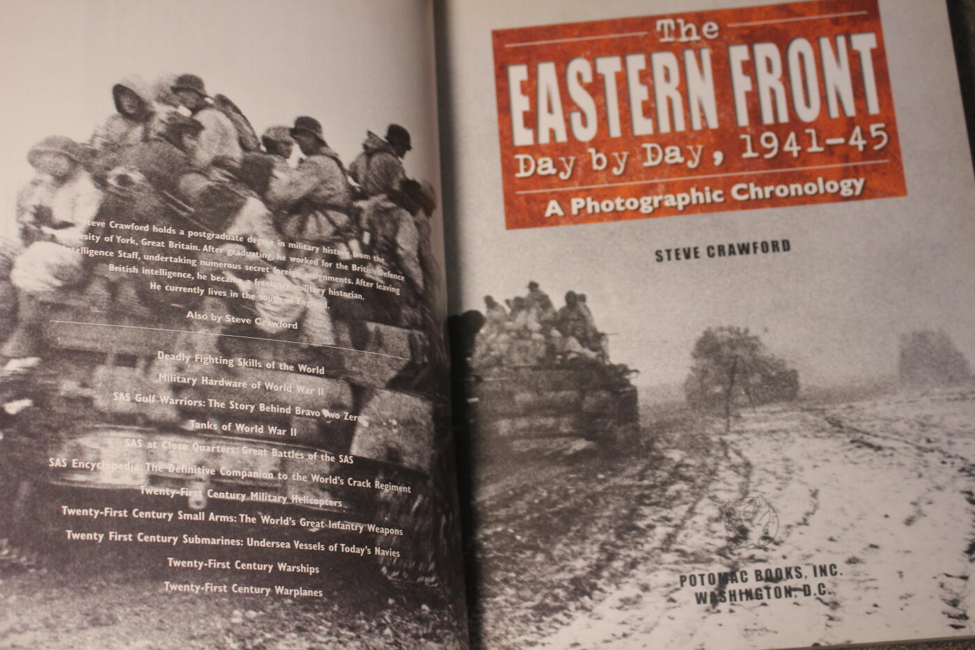 2026.4.2德系小拍卖 东线1941-1945，全书190页，按照时间顺序介绍了苏德双方的大小战役情况，图片丰富，纸张有一些年代痕迹，无缺损