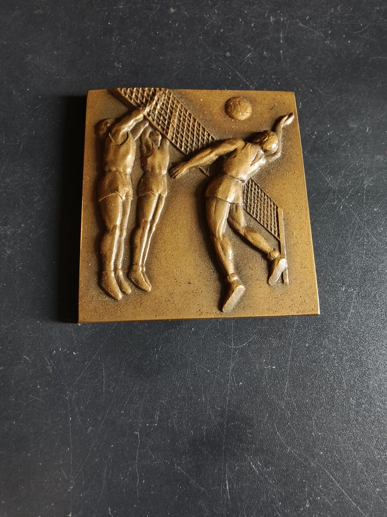 老王徽章第190期 法国排球运动方形大铜章    原盒     尺寸48×53mm     重量81.3g