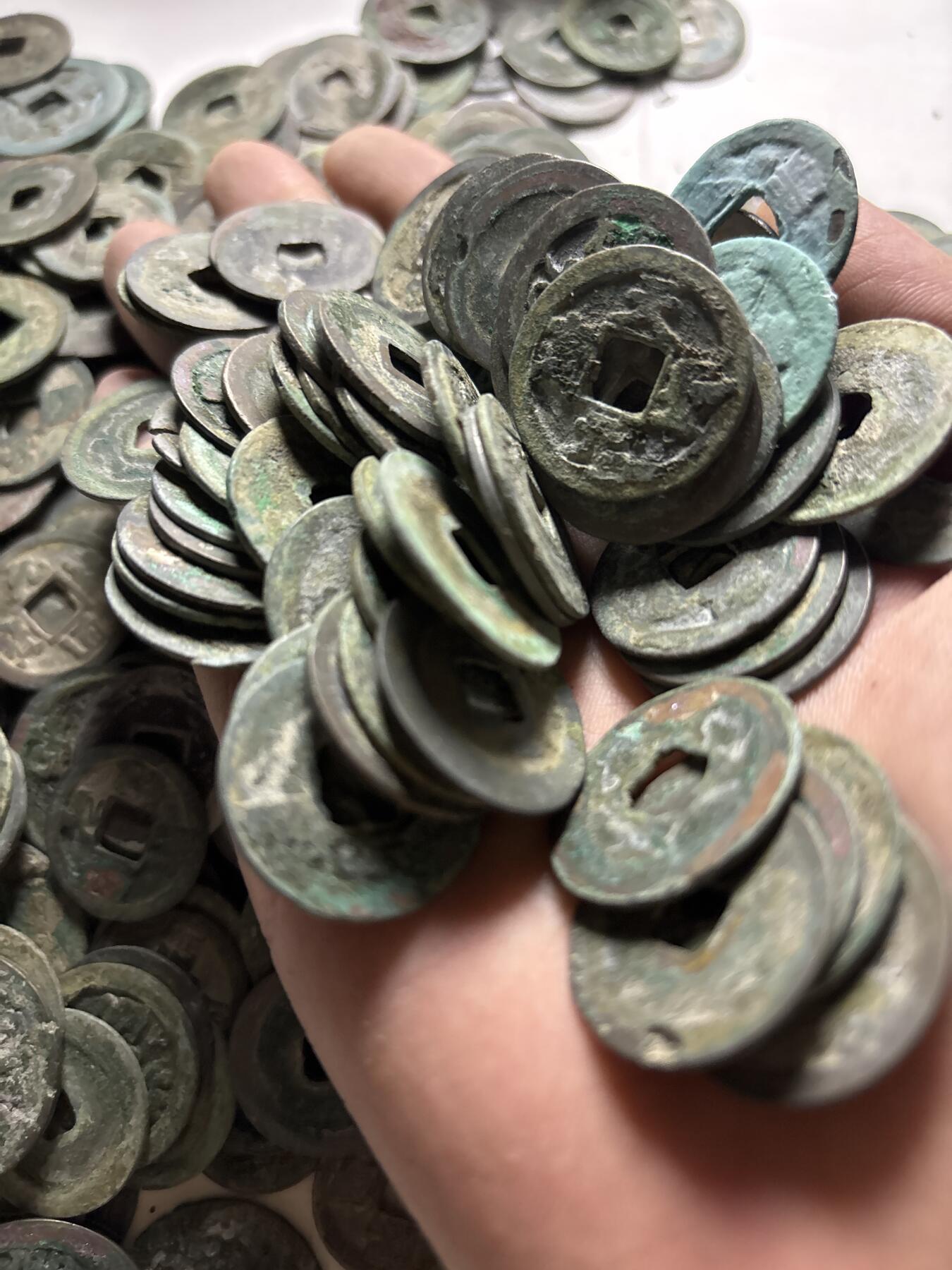 文馨钱币收藏第 298 场，长期接代拍业务 筒子开南北宋铜钱，折钱，北宋为主，约 420 枚 1610 克。因历史原因，不排除有漏裂筒子钱，版本未挑选，对到一级二级三级四级五级币是你的运气，喜欢玩铜钱的不要错过了，一手货源