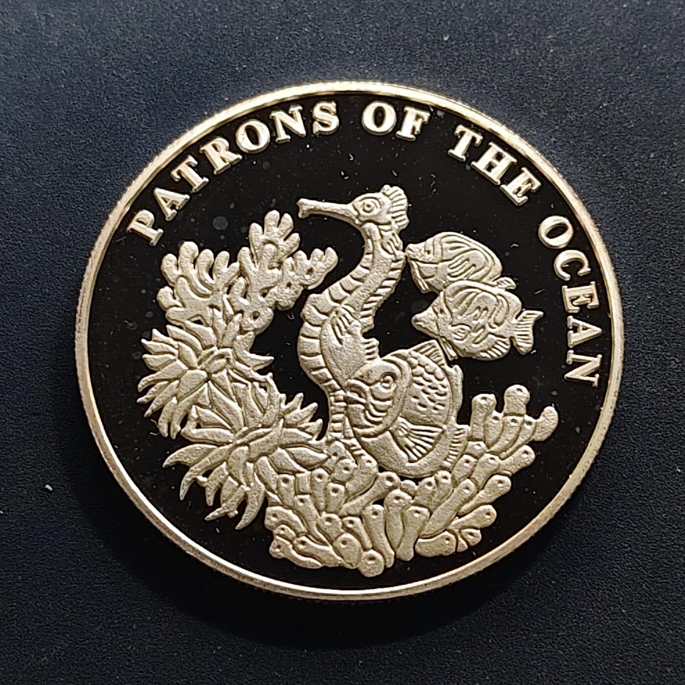 【全场包邮】纯粹捡漏拍517场 赞比亚2001年4000克瓦查海洋守护者系列珊瑚礁与海马精制纪念银币【37.9毫米20克99.9%】