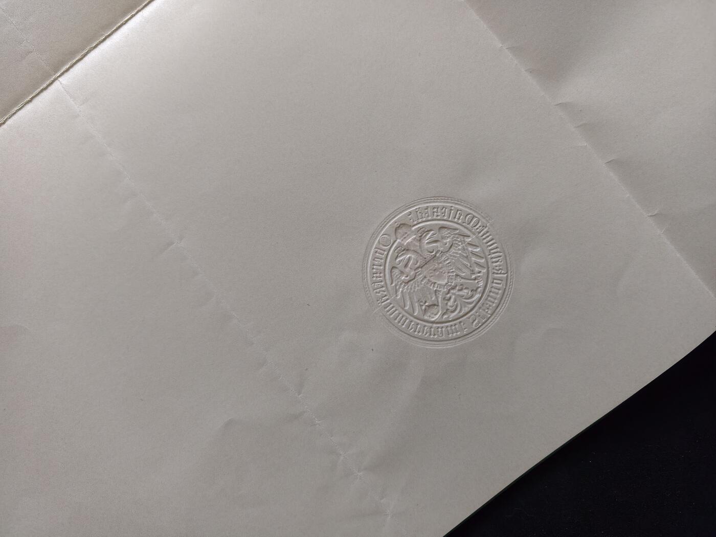 凯旋世界勋赏（第23期）（欢迎送拍）（对拍品有疑问请询问客服，不接受到手刀，出价默认拍品品相。请认真阅读拍卖规则！出价默认已认可！）（收到货请录制开箱视频，无视频概不处理问题。） 奥匈帝国 军事功勋十字勋章（MVK） 证书 由哈布斯堡皇室宫廷大内臣 胡戈·冯·阿本斯贝格-特劳恩伯爵 亲笔签名 ，皇帝办公室主任，宫廷顾问 欧根·里特·普兰特肯·冯·鲁德尼克 亲笔签名，双签签发，1898年颁发给 安东·鲍尔