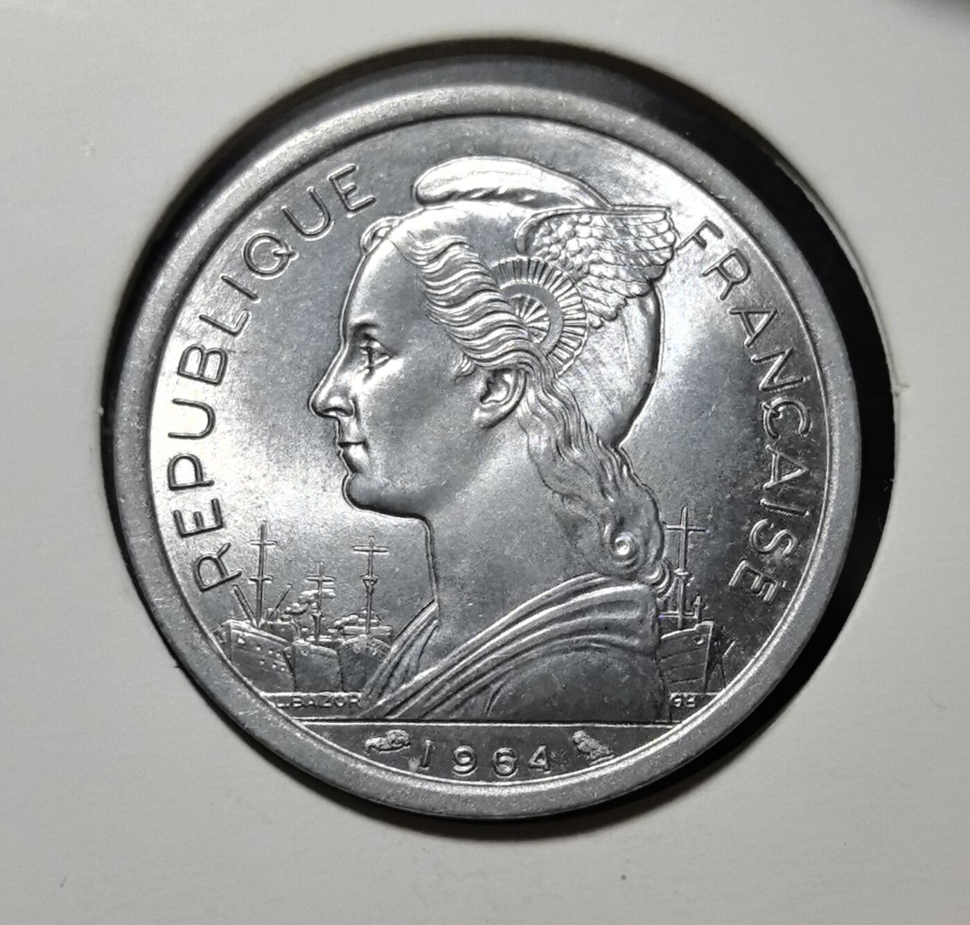 外国优质老铜币银币苏联纪念章，每周六晚九点倒数截拍，满百包邮可寄存，持续收拍 科摩罗1964 年2法郎，正面为法国玛丽安娜头像与舰船纹饰，背面是科摩罗标志性棕榈树与热带风情图案，是法属殖民时期货币遗存，兼具非洲海岛文化与历史收藏价值。