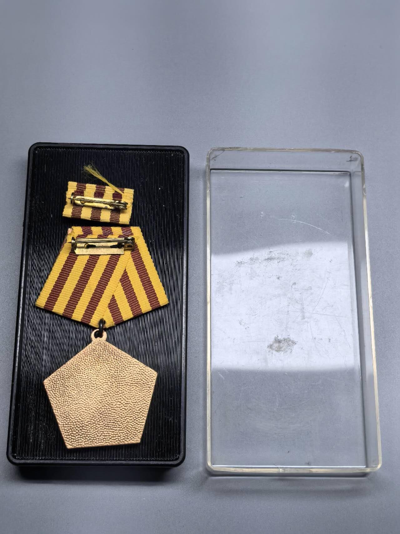 小驴勋章奖章收藏3月28日周六晚六点拍卖（珍爱和平，收藏战争，铭记历史，勿忘国耻，忠党爱国。有偿代拍，送拍规则在简介最后，参拍须阅读规则后再参拍，关系到运费包装发货时效真假辨别等关键信息，拍卖时不再发原图，看大图店主微信码在拍卖店铺介绍里） 东德勋章带原盒带略