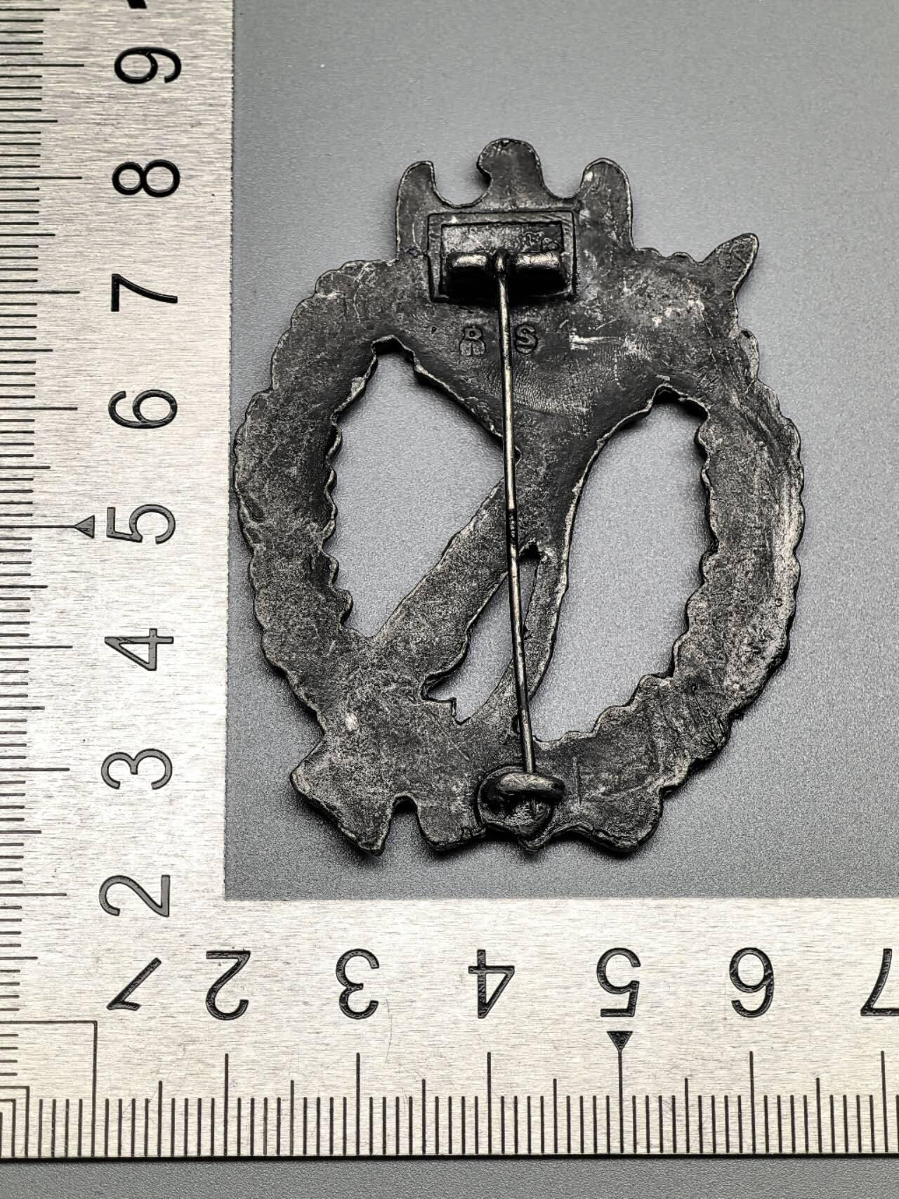 小驴勋章奖章收藏3月28日周六晚六点拍卖（珍爱和平，收藏战争，铭记历史，勿忘国耻，忠党爱国。有偿代拍，送拍规则在简介最后，参拍须阅读规则后再参拍，关系到运费包装发货时效真假辨别等关键信息，拍卖时不再发原图，看大图店主微信码在拍卖店铺介绍里） 现代工艺品 步兵突击奖章 非原品