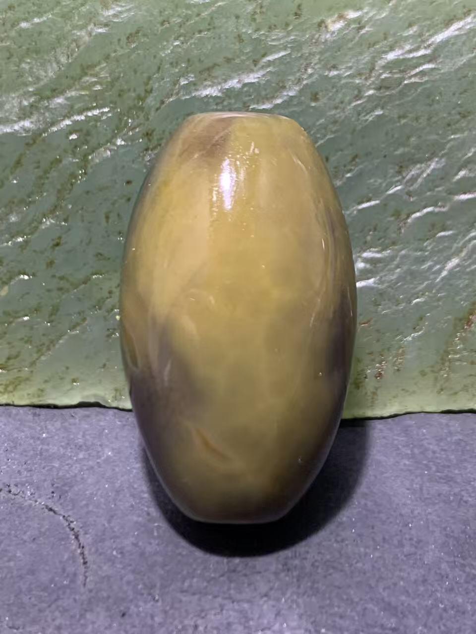 精美高润度冻料飘墨色战国红玛瑙随形桶珠一个！