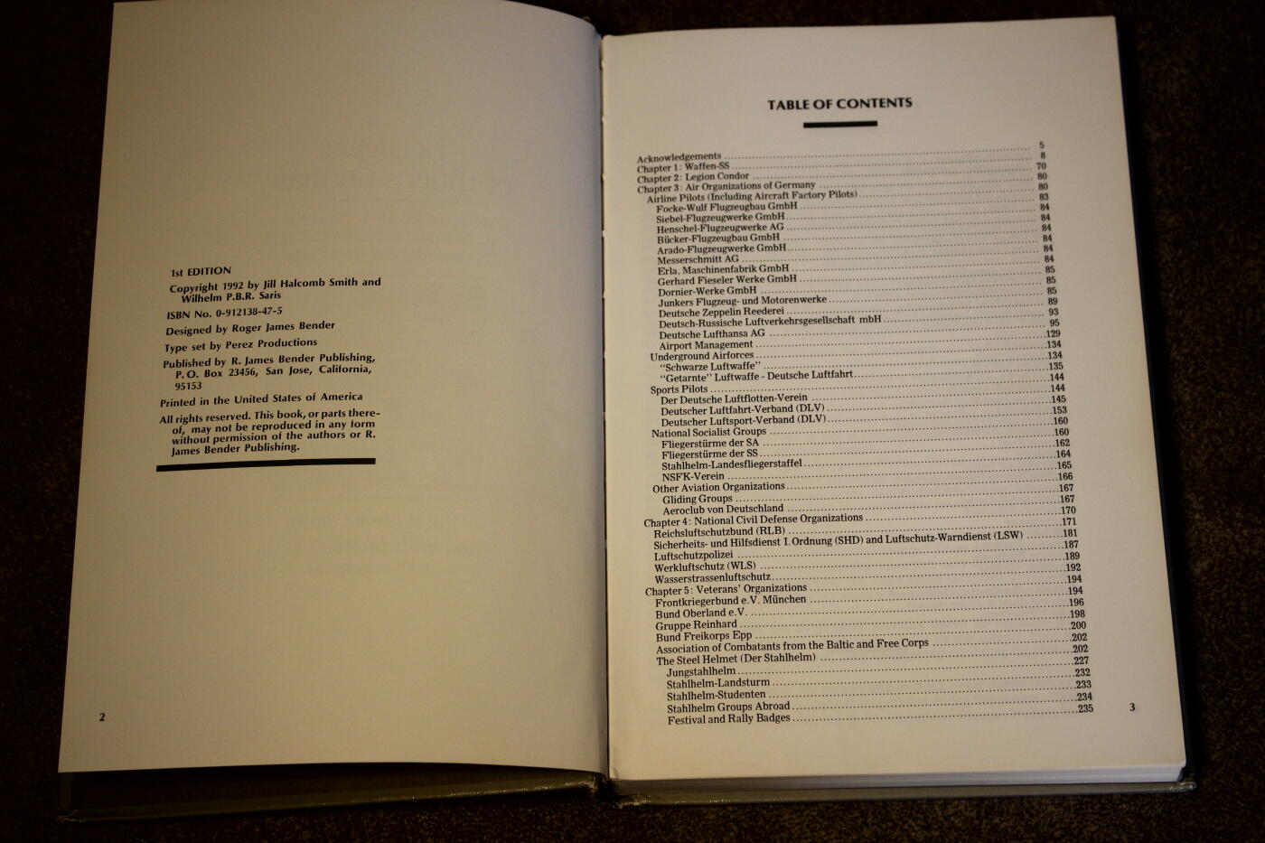 2026.4.2德系小拍卖 德三军帽大全，两册合计约650页，详细介绍了各种式样以及工艺细节等，封面轻微痕迹，内页完好