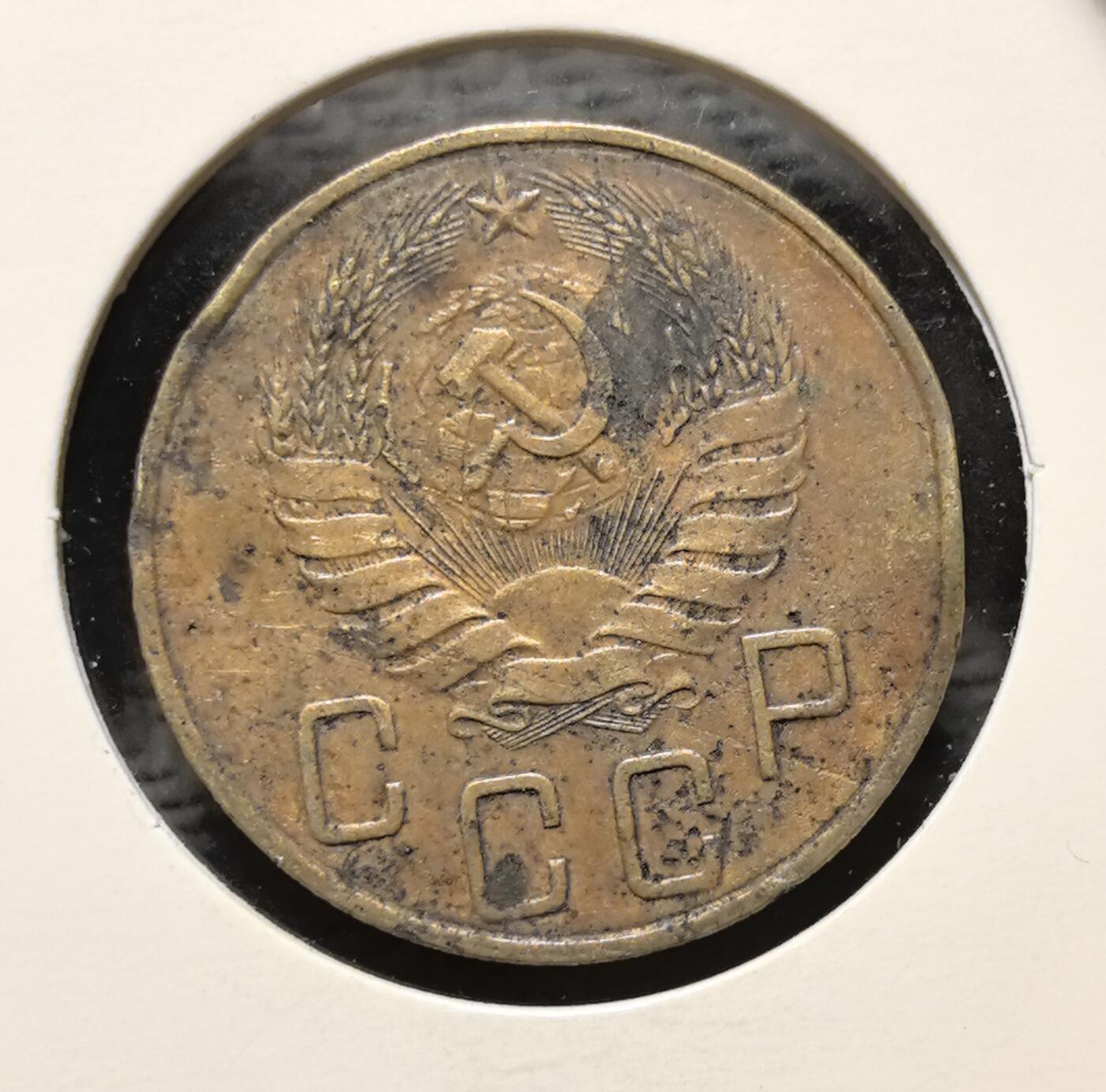 外国优质老铜币银币苏联纪念章，每周六晚九点倒数截拍，满百包邮可寄存，持续收拍 苏联1940年5戈比铜币，正面铸醒目的面值数字与麦穗纹饰，背面镌刻苏联国徽，以地球、镰刀锤子与五角星传递社会主义理想。黄铜包浆厚重沧桑，见证二战前夜苏联货币体系与备战时期的社会风貌，是兼具红色收藏与时代叙事价值的苏联流通币。