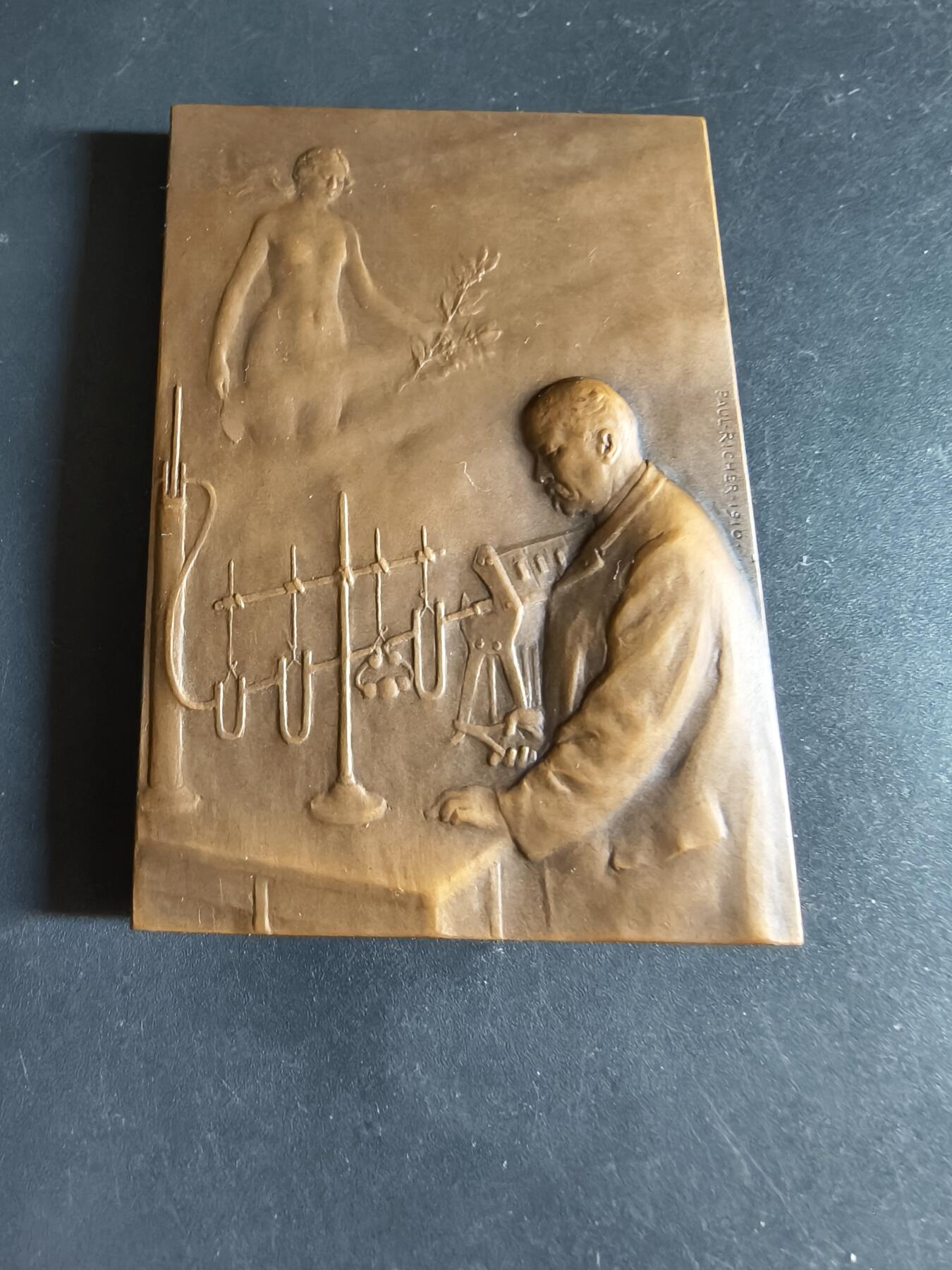 老王徽章第190期 法国化学家埃米尔·克莱门特·容弗莱施方形大铜章     该教授为法兰西科学院院士    章牌背面描绘了科学与理性化身的女神注视着在工作室实验台前工作的教授      保罗·里歇尔作品      高浮雕     尺寸50×70mm