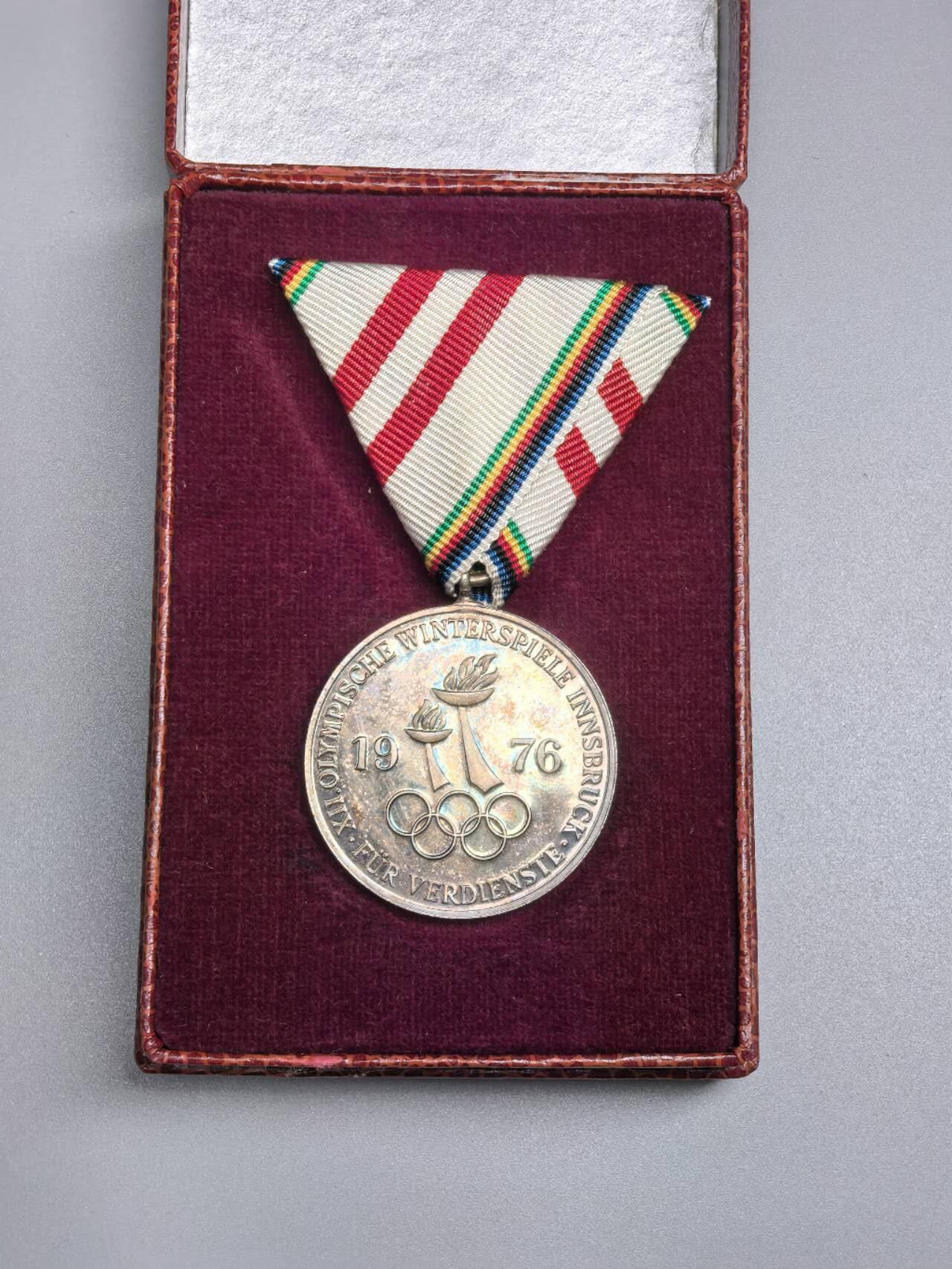 小驴勋章奖章收藏3月28日周六晚六点拍卖（珍爱和平，收藏战争，铭记历史，勿忘国耻，忠党爱国。有偿代拍，送拍规则在简介最后，参拍须阅读规则后再参拍，关系到运费包装发货时效真假辨别等关键信息，拍卖时不再发原图，看大图店主微信码在拍卖店铺介绍里） 奥地利1976年冬奥会奖章，带原盒