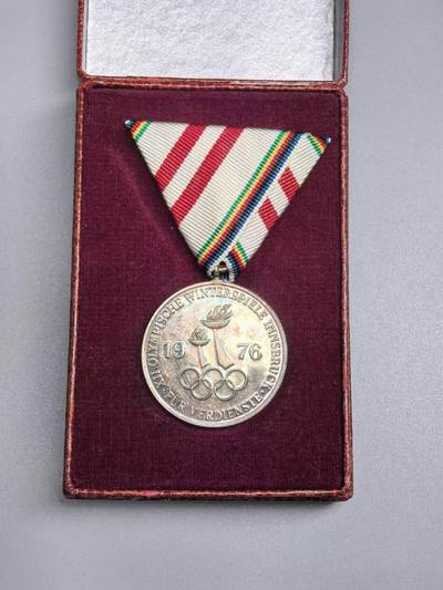 小驴勋章奖章收藏3月28日周六晚六点拍卖（珍爱和平，收藏战争，铭记历史，勿忘国耻，忠党爱国。有偿代拍，送拍规则在简介最后，参拍须阅读规则后再参拍，关系到运费包装发货时效真假辨别等关键信息，拍卖时不再发原图，看大图店主微信码在拍卖店铺介绍里） - 奥地利1976年冬奥会奖章，带原盒