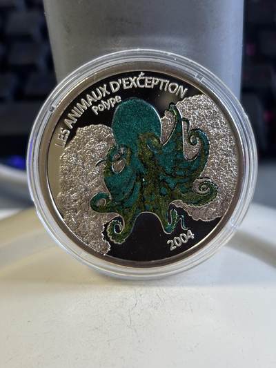 第195期拍卖 - 刚果2004年动物系列大章鱼CMA炫彩纪念币，铜镍币，38.6毫米，塑料盒有裂痕